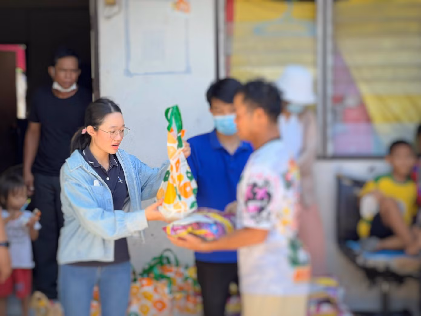 Ngọc Diệp tham gia tổ chức hoạt động từ thiện cho người Việt Nam có hoàn cảnh khó khăn tại Thái Lan.