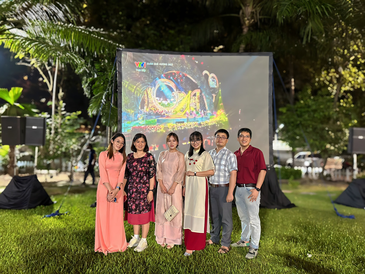 Ngọc Diệp (ngoài cùng bên trái) là MC tại Chương trình Xuân Quê Hương năm 2023.