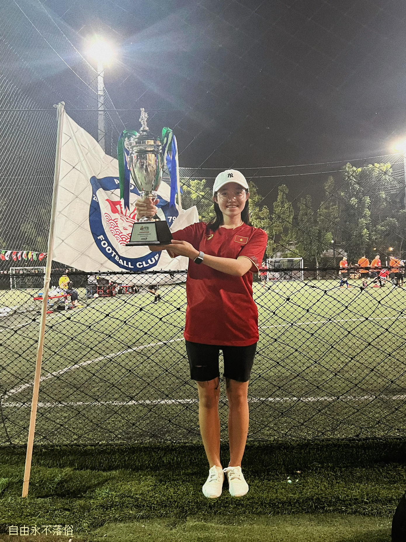 Ngọc Diệp nhận Cup giải Uniond Kick Super Cup Friendhsip Football Festival.