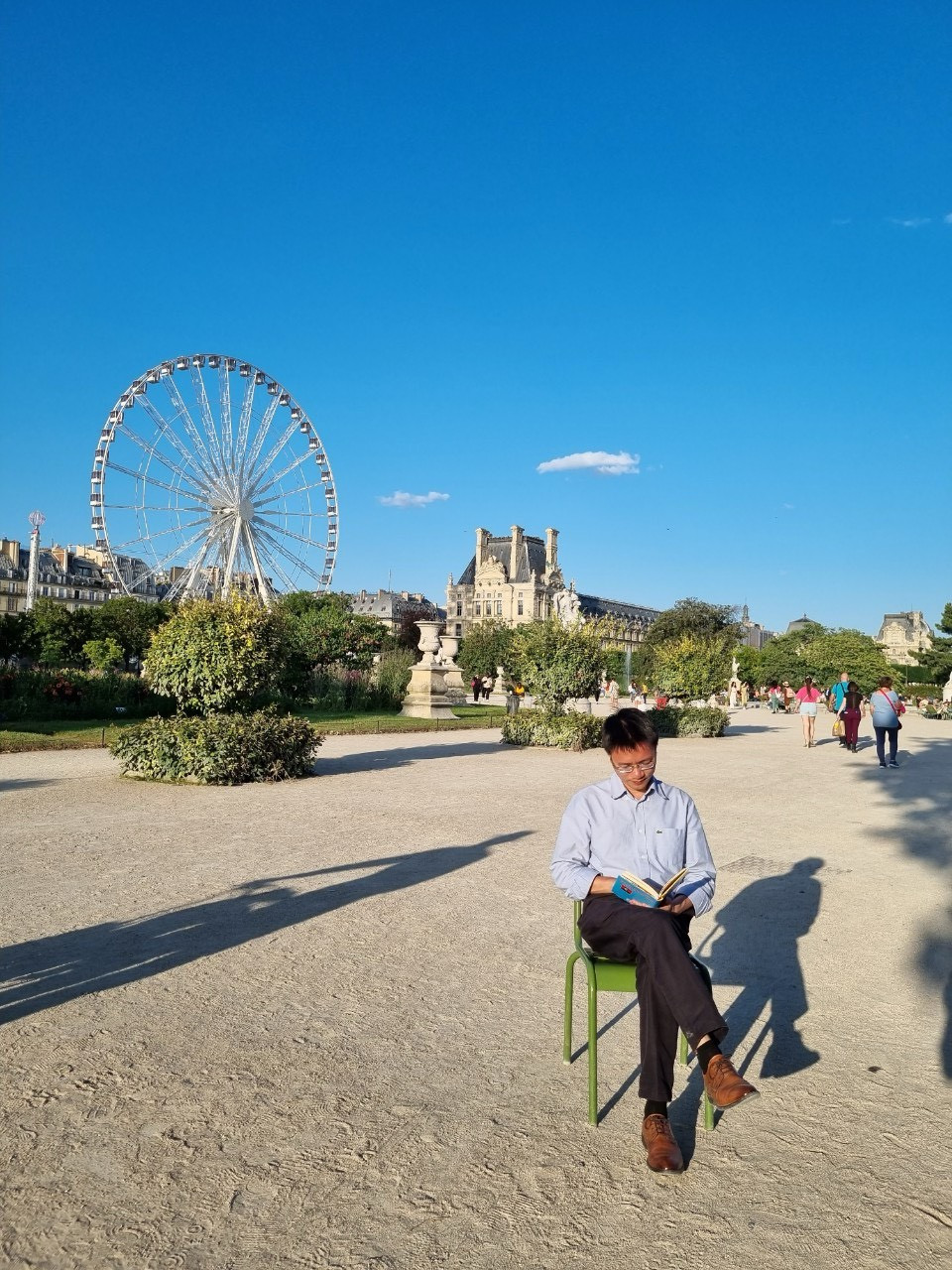 Nhà báo Nguyễn Tuấn Anh chụp ảnh cùng sách tại Paris, Pháp năm 2023. Nhà báo Nguyễn Tuấn Anh chụp ảnh cùng sách tại Paris, Pháp năm 2023.