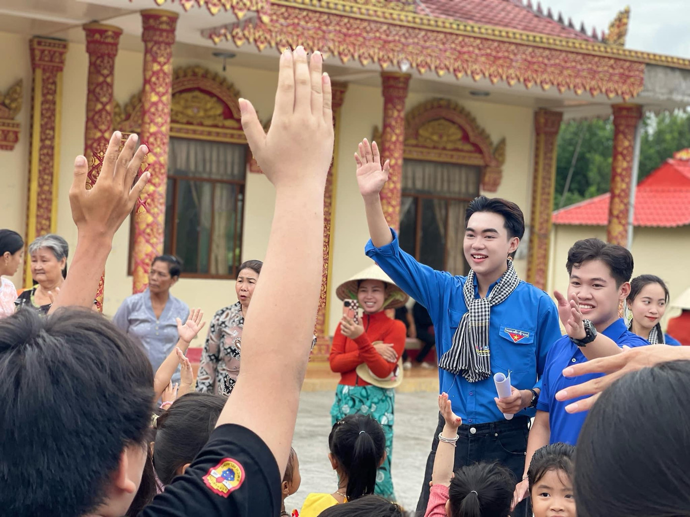 Bình Yên là Đại sứ Chiến dịch Thanh niên tình nguyện Mùa Hè Xanh tại tỉnh Cà Mau và là MC hoạt náo chủ đề An toàn giao thông cho các em thiếu nhi tại Chùa Saleten. Bình Yên là Đại sứ Chiến dịch Thanh niên tình nguyện Mùa Hè Xanh tại tỉnh Cà Mau và là MC hoạt náo chủ đề An toàn giao thông cho các em thiếu nhi tại Chùa Saleten.