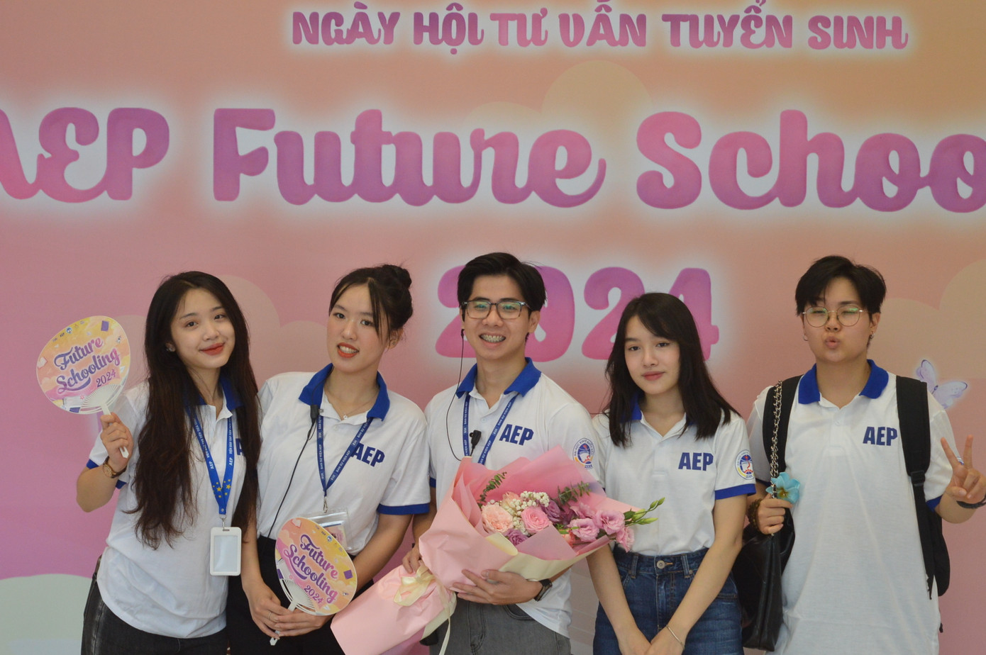 Đức Anh cùng các bạn sinh viên tại sự kiện Tư vấn tuyển sinh của Viện Đào tạo Tiên tiến, Chất lượng cao và POHE năm 2024. Đức Anh cùng các bạn sinh viên tại sự kiện Tư vấn tuyển sinh của Viện Đào tạo Tiên tiến, Chất lượng cao và POHE năm 2024.