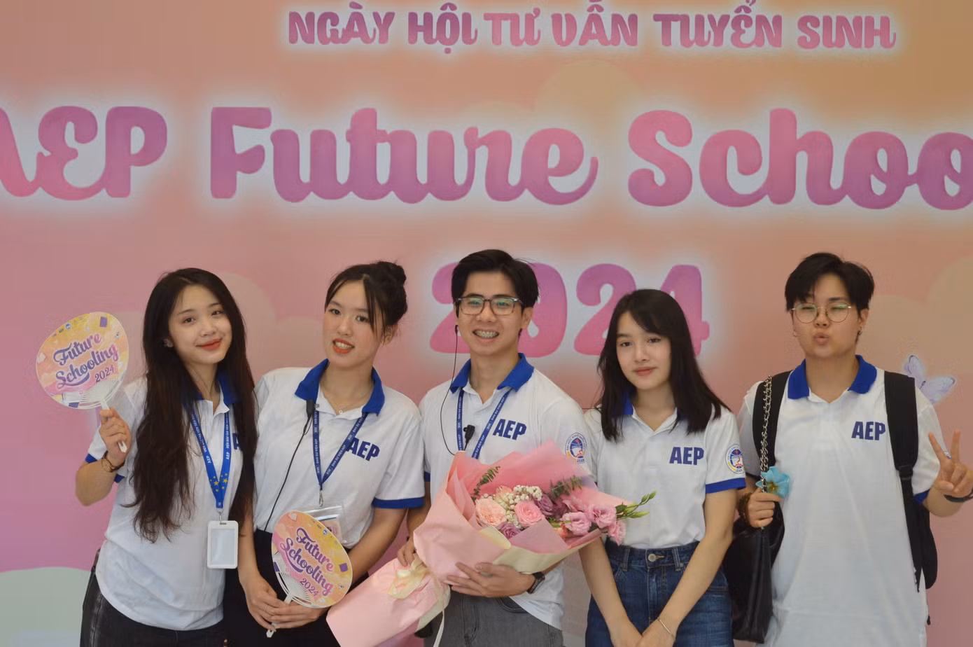 Đức Anh cùng các bạn sinh viên tại sự kiện Tư vấn tuyển sinh của Viện Đào tạo Tiên tiến, Chất lượng cao và POHE năm 2024.