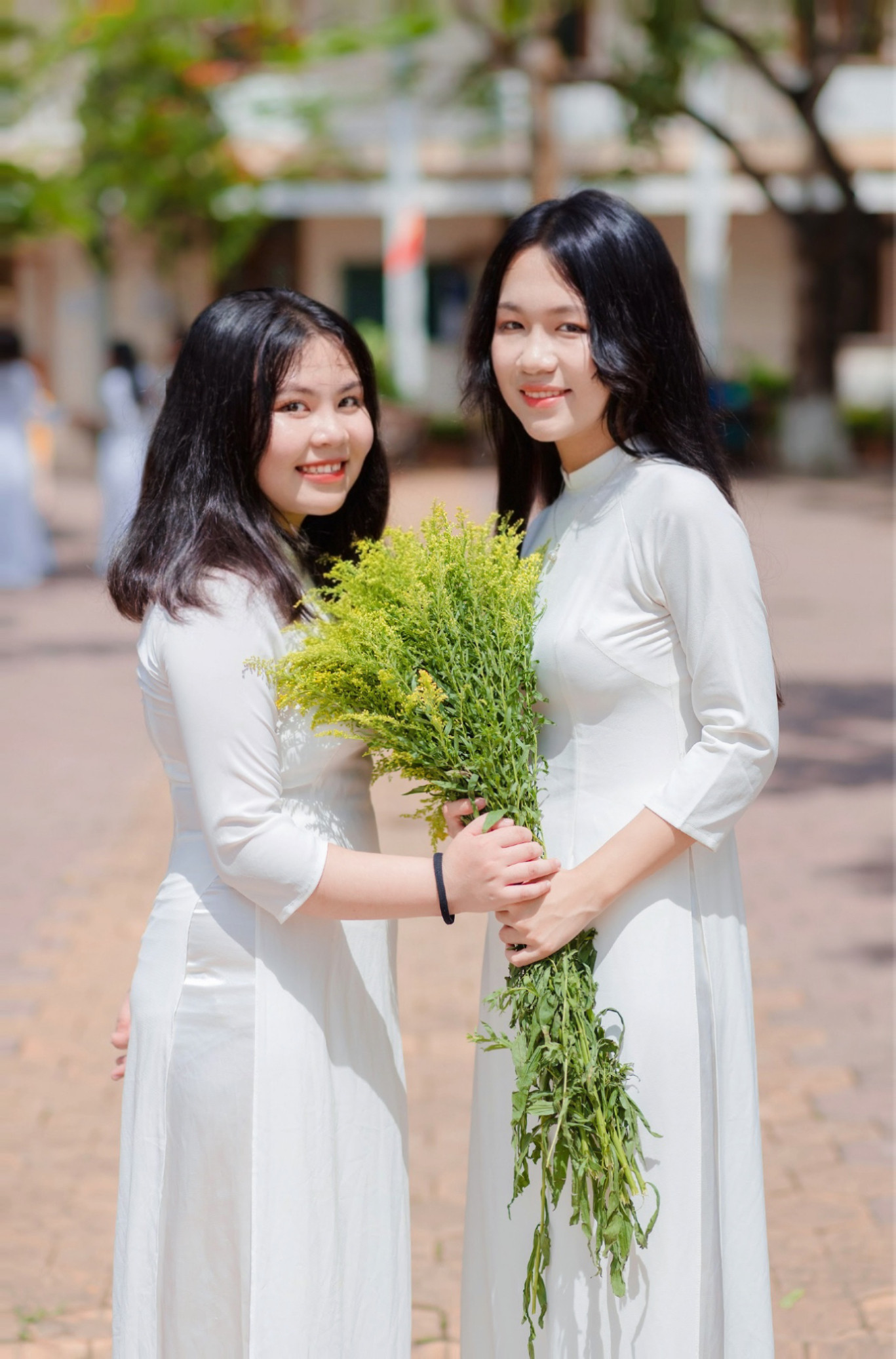 Mỹ Uyên (bên trái) khi còn là học sinh Trung học phổ thông.