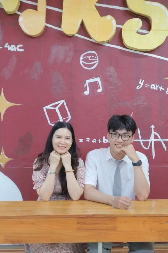 Cô Trần Hồng Lâm mẹ của Nguyên Khôi không giấu được sự xúc động và tự hào về con trai.