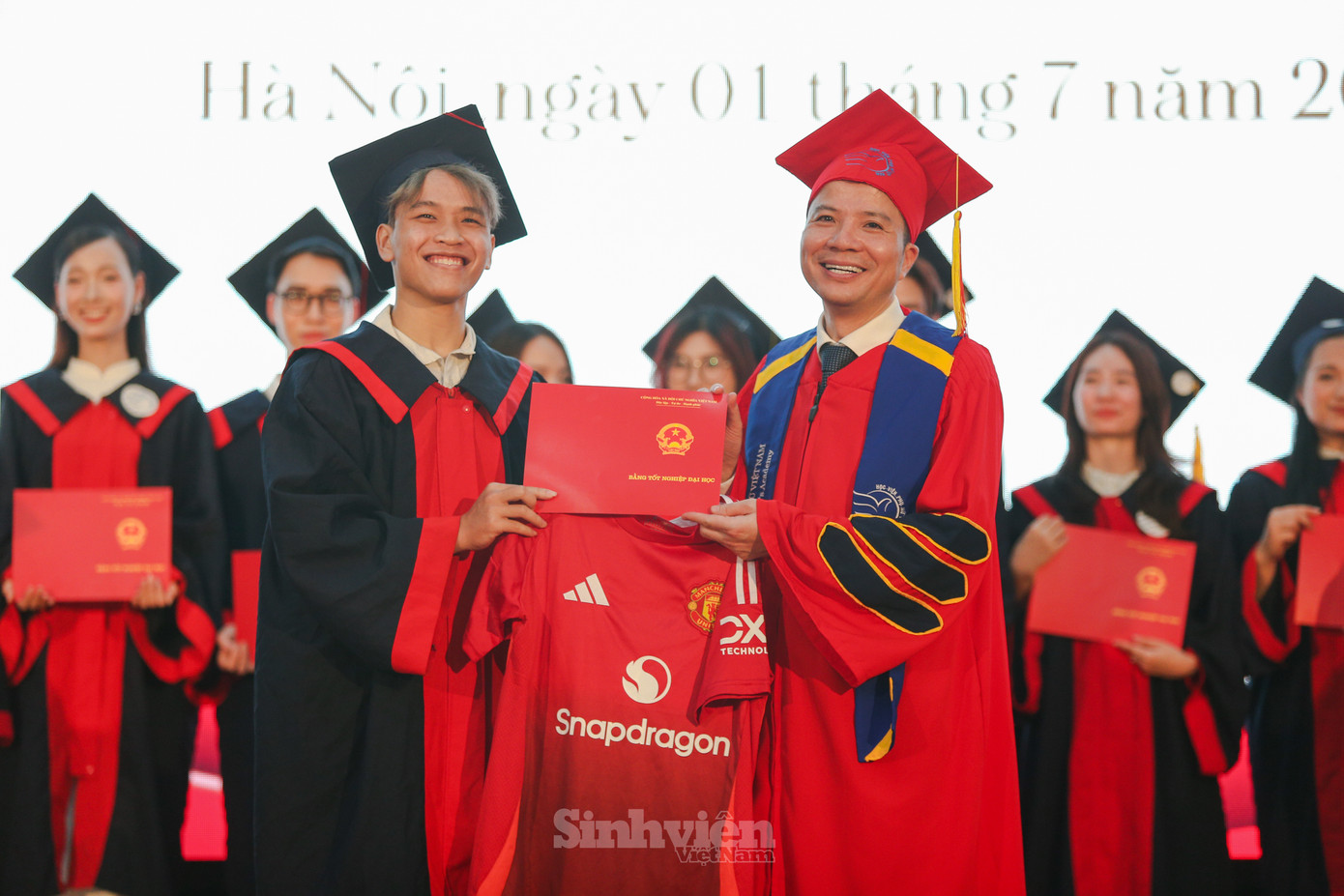 Niềm vui của thầy và trò trong buổi lễ tốt nghiệp.