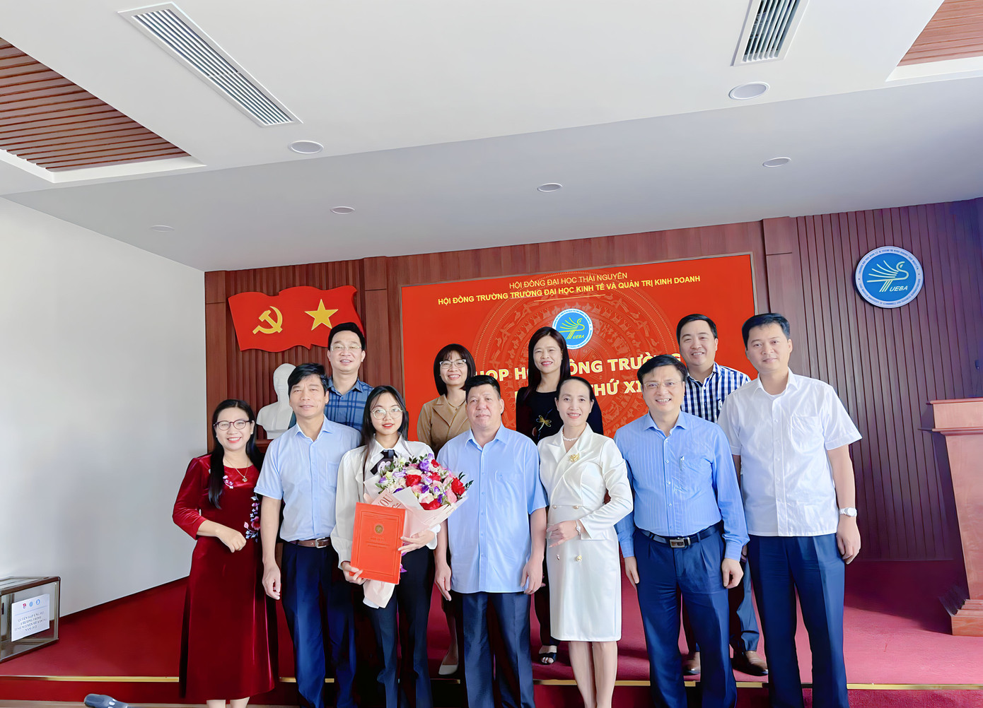 Huế nhận quyết định công nhận là thành viên Hội đồng Trường.