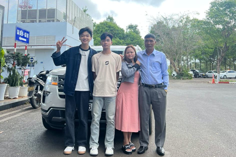 Sơn cùng ba, mẹ và em trai. Sơn cùng ba, mẹ và em trai.