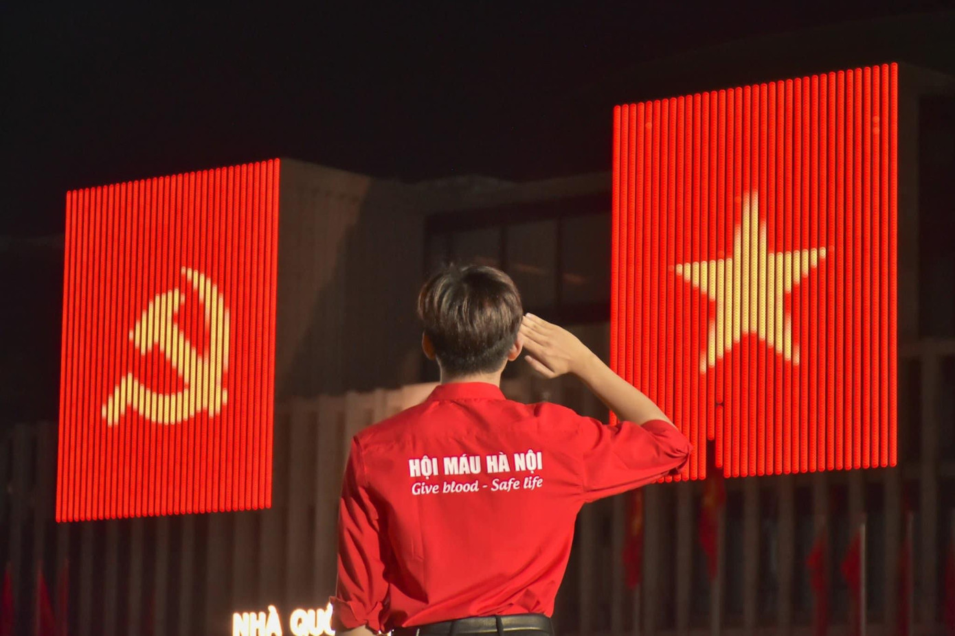 Thế An trong chiếc áo đỏ của Hội Thanh niên Vận động Hiến máu, đứng dưới Cờ Tổ quốc và cờ Đảng Cộng sản Việt Nam. Thế An trong chiếc áo đỏ của Hội Thanh niên Vận động Hiến máu, đứng dưới Cờ Tổ quốc và cờ Đảng Cộng sản Việt Nam.