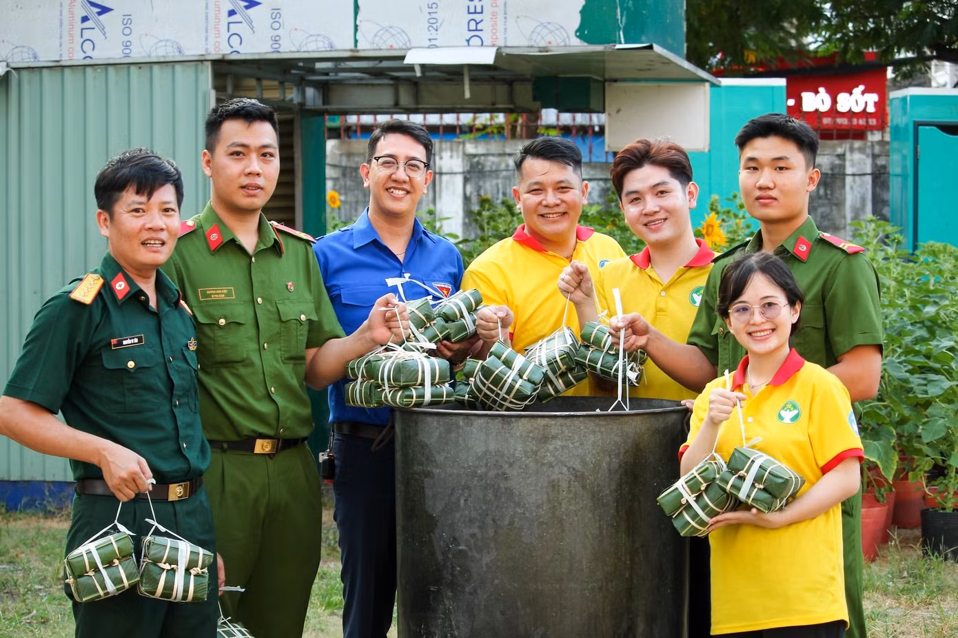 Tổ chức và tham gia nhiều hoạt động của Hội Sinh viên, Đoàn Thanh niên.