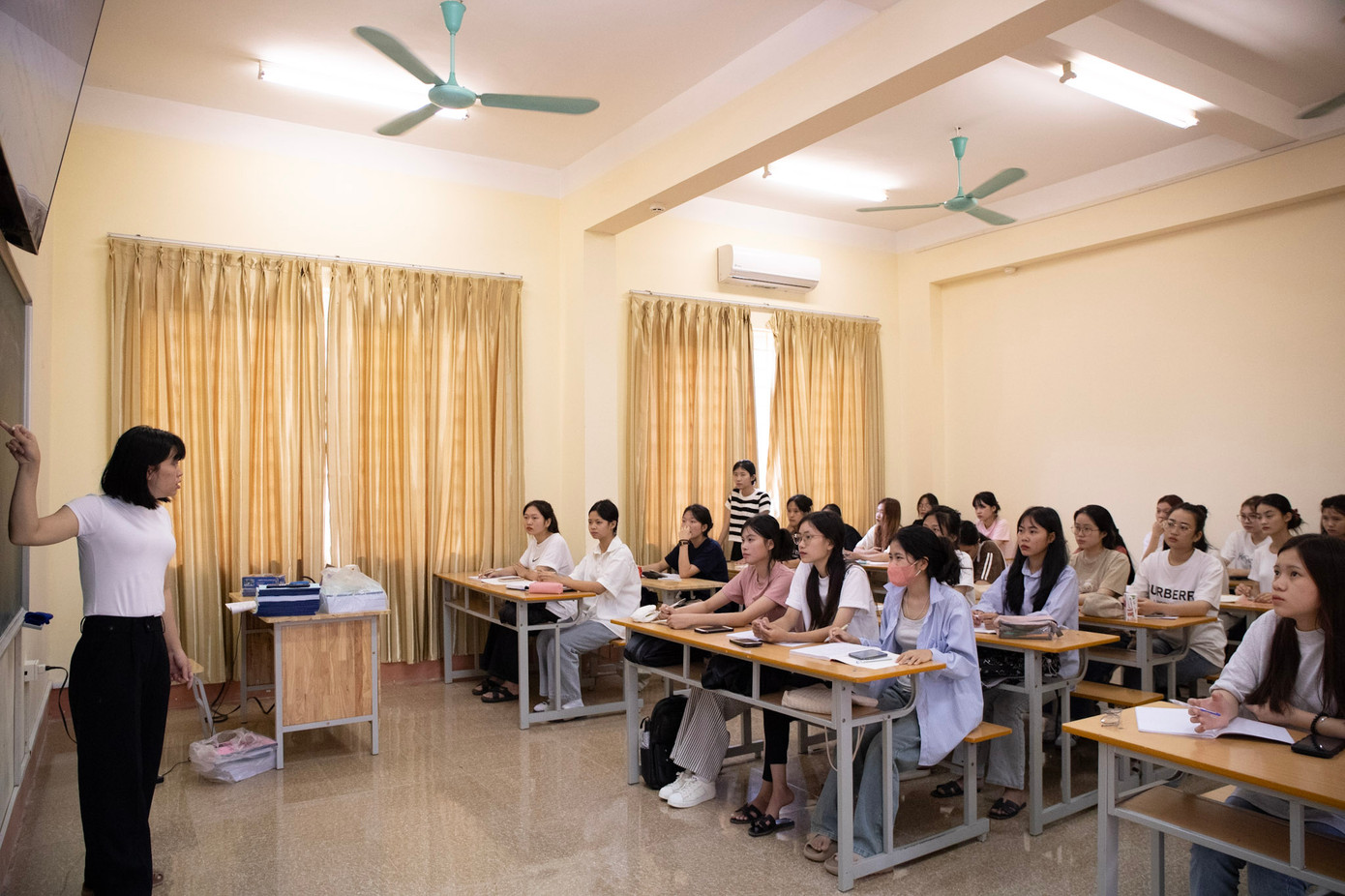 Tinh thần hăng say học tập của sinh viên ngày quay trở lại.