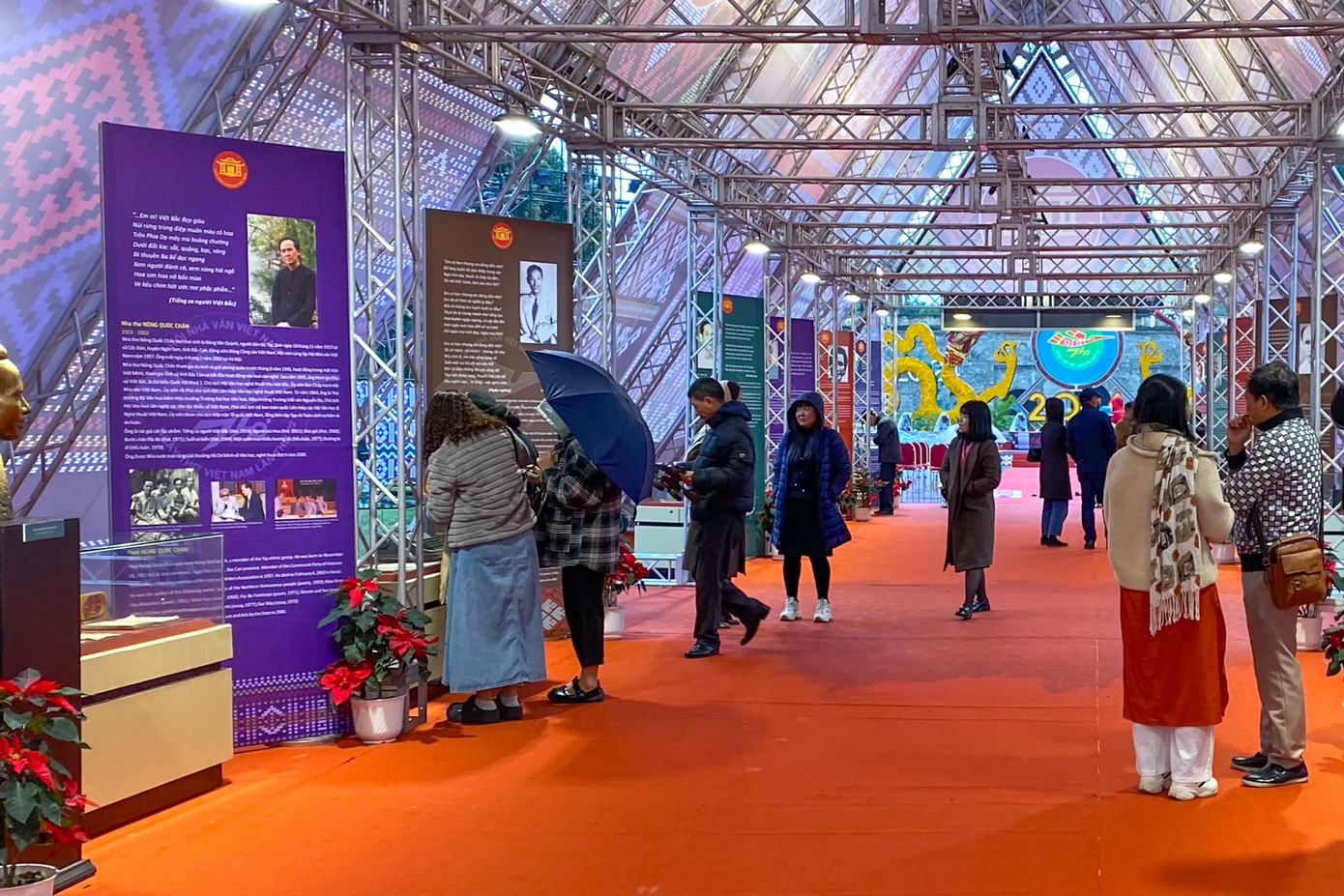 Giữa tiết trời mưa phùn gió bấc của những ngày đầu xuân, Ngày Thơ Việt Nam 2024 vẫn thu hút nhiều công chúng yêu thơ tới tham dự.