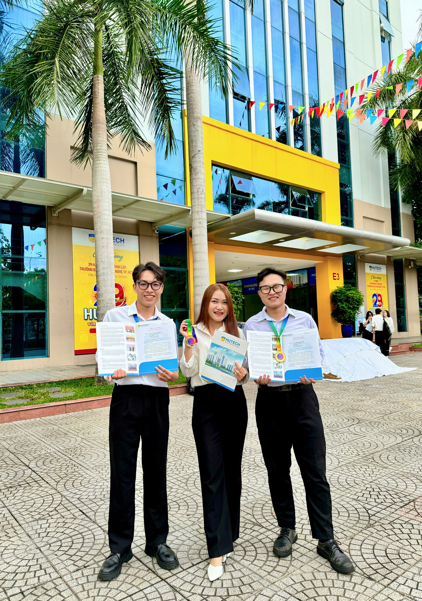 Thanh Nga (ở giữa) nhận tuyên dương Sinh viên tiêu biểu khoa Quản trị kinh doanh. Thanh Nga (ở giữa) nhận tuyên dương Sinh viên tiêu biểu khoa Quản trị kinh doanh.