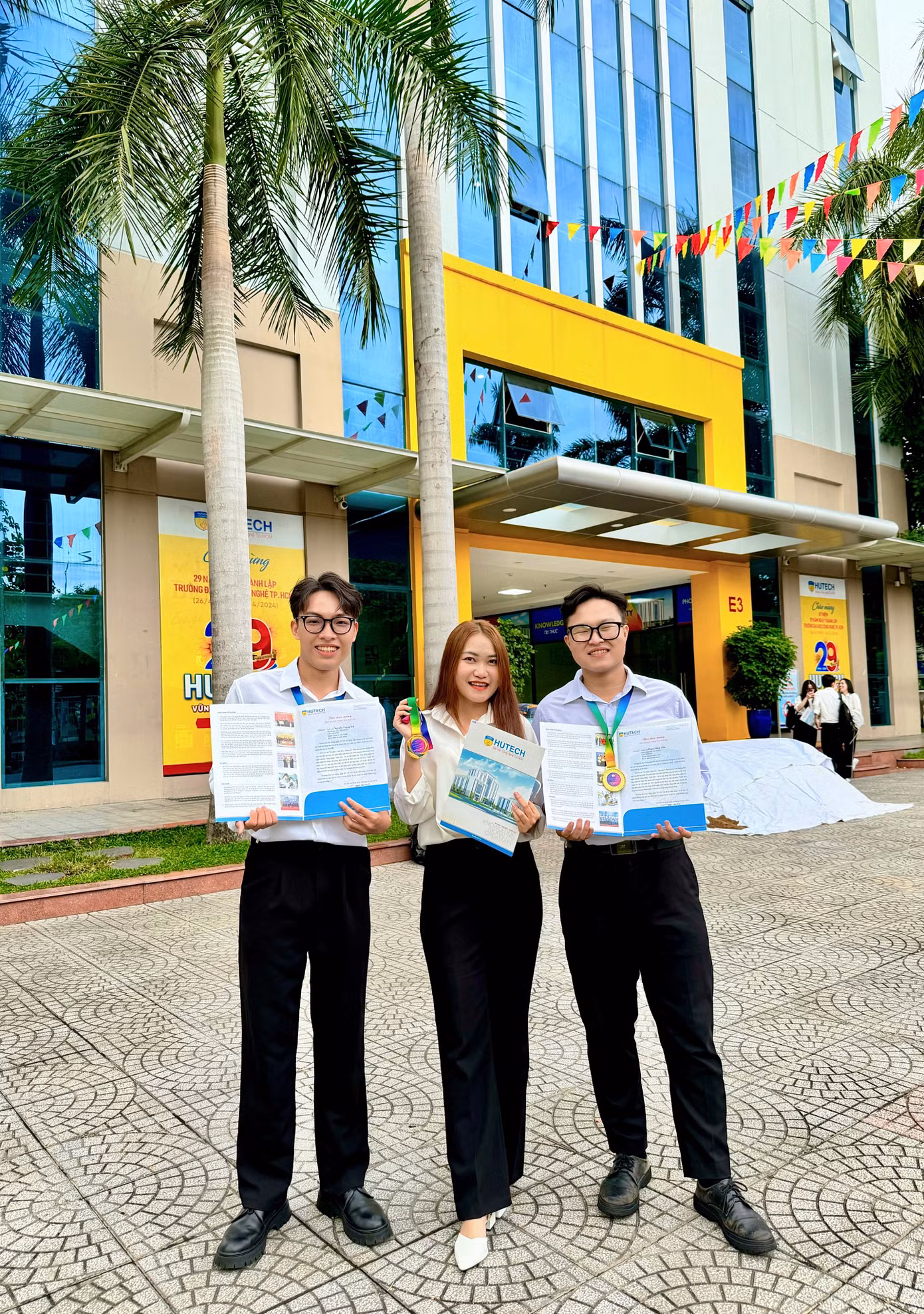 Thanh Nga (ở giữa) nhận tuyên dương Sinh viên tiêu biểu khoa Quản trị kinh doanh.