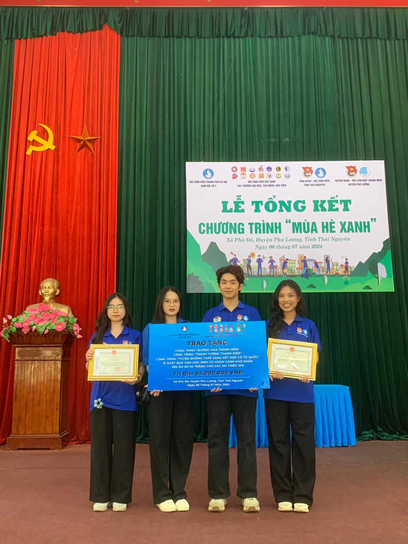 Ngoài sở hữu thành tích học tập ấn tượng với GPA 4.0, Gia Bảo còn năng nổ trong các hoạt động ngoại khóa, tình nguyện. Ngoài sở hữu thành tích học tập ấn tượng với GPA 4.0, Gia Bảo còn năng nổ trong các hoạt động ngoại khóa, tình nguyện.