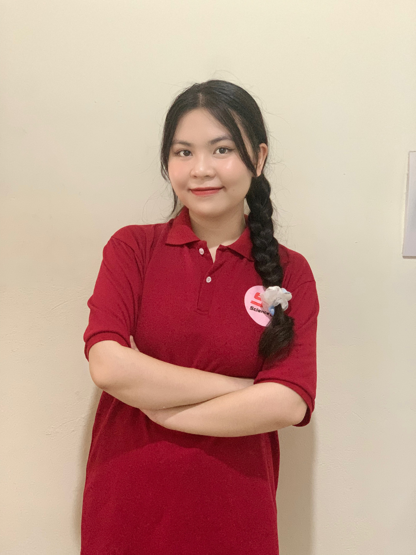 Mỹ Uyên trong đồng phục của CLB Sinh viên Nghiên cứu khoa học Học viện Tài chính.