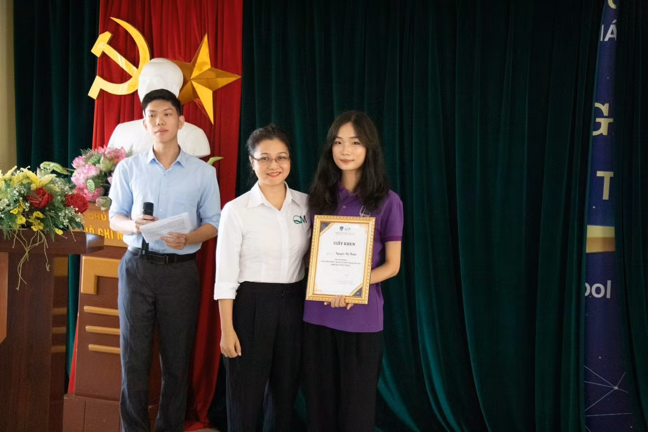 Thắm được Chủ nhiệm Khoa Quản trị chất lượng trao học bổng cho sinh viên có GPA cao nhất năm học 2022-2023. Thắm được Chủ nhiệm Khoa Quản trị chất lượng trao học bổng cho sinh viên có GPA cao nhất năm học 2022-2023.