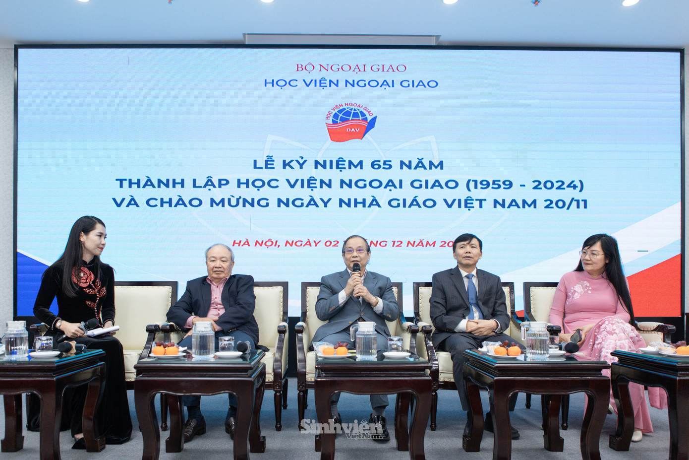 Lãnh đạo Học viện Ngoại giao qua các thời kỳ cùng nhìn lại chặng đường lịch sử của Học viện, chia sẻ về những kỷ niệm, sự thay đổi của học viện qua các thời kỳ, thảo luận về những thách thức của Học viện trong thời kỳ mới đồng thời bày tỏ những kỳ vọng vào thế hệ tương lai, phát triển và giữ vững bản sắc của Học viện Ngoại giao.