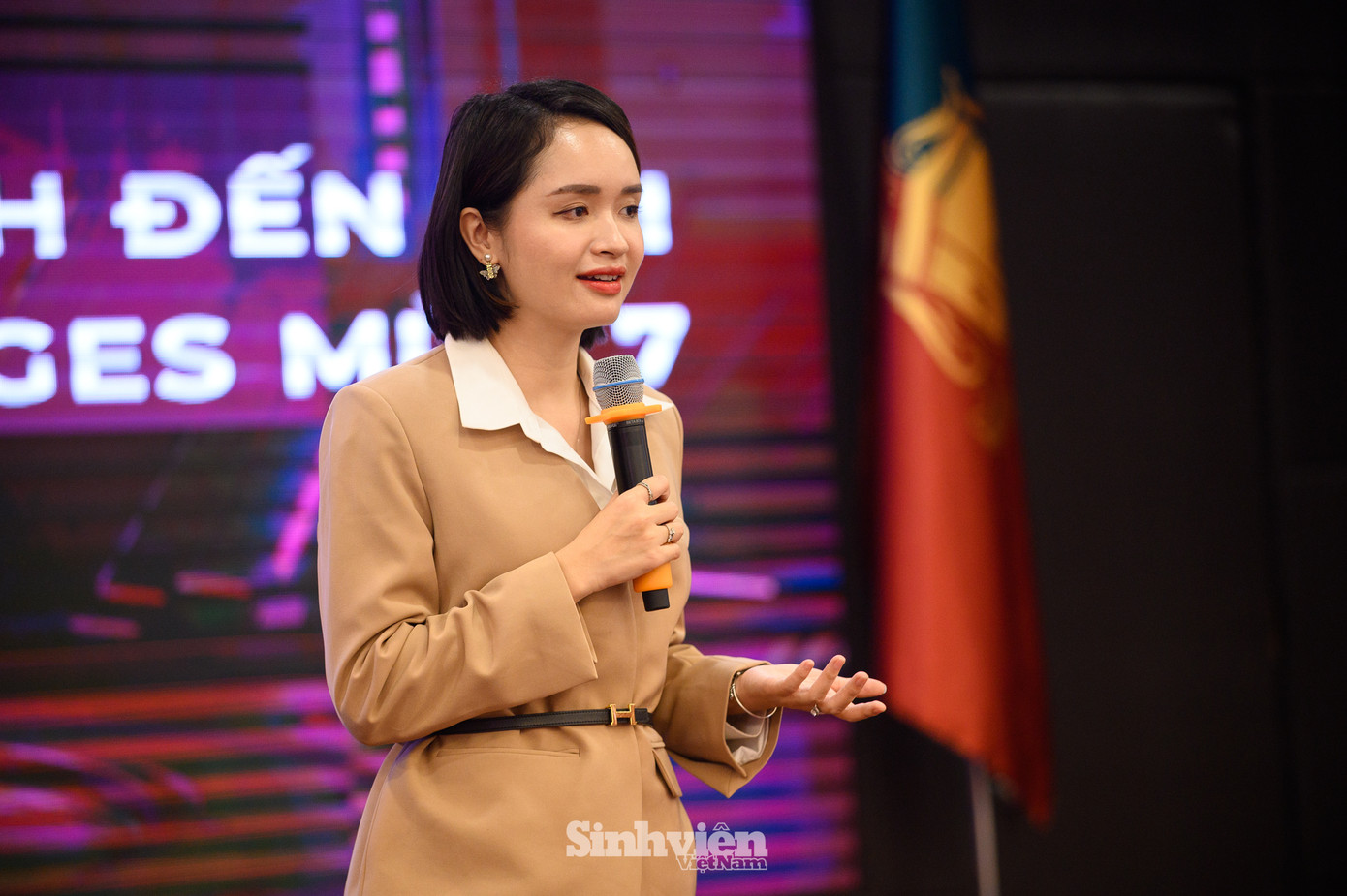 TS. Đào Cẩm Thủy - Đại diện Ban tổ chức giới thiệu về cuộc thi. Theo đó, cuộc thi được tổ chức kéo dài từ tháng 9/2024 đến tháng 3/2025 với quy mô mở rộng hướng tới sinh viên đang theo học tại các trường đại học trên toàn quốc được chia thành 2 nhánh Startup (Khởi nghiệp) và Problem Solving (Giải quyết các vấn đề thực tiễn của doanh nghiệp). TS. Đào Cẩm Thủy - Đại diện Ban tổ chức giới thiệu về cuộc thi. Theo đó, cuộc thi được tổ chức kéo dài từ tháng 9/2024 đến tháng 3/2025 với quy mô mở rộng hướng tới sinh viên đang theo học tại các trường đại học trên toàn quốc được chia thành 2 nhánh Startup (Khởi nghiệp) và Problem Solving (Giải quyết các vấn đề thực tiễn của doanh nghiệp).