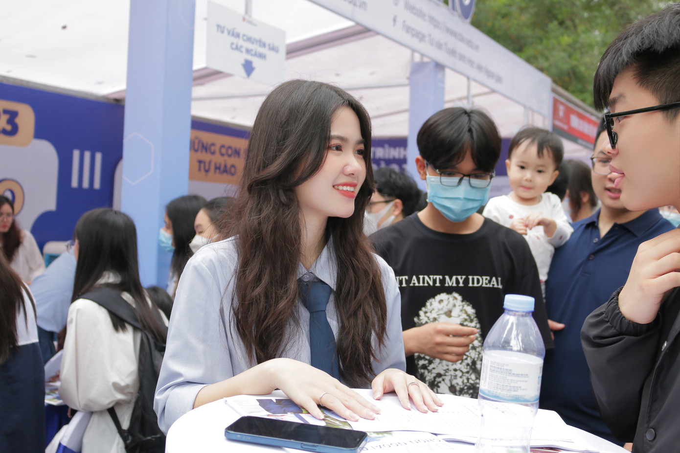 Quỳnh Anh tham gia tư vấn tuyển sinh tại Đại học Bách khoa Hà Nội.