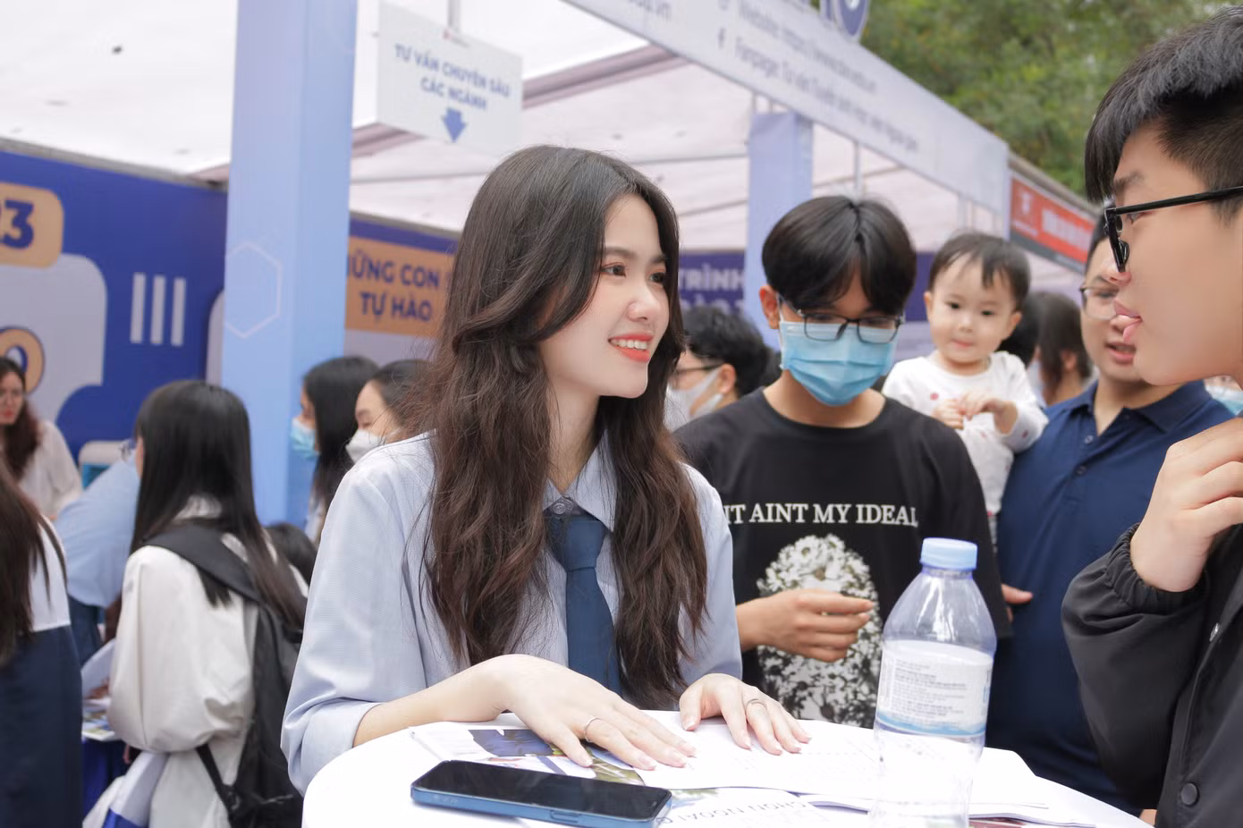 Quỳnh Anh tham gia tư vấn tuyển sinh tại Đại học Bách khoa Hà Nội. Quỳnh Anh tham gia tư vấn tuyển sinh tại Đại học Bách khoa Hà Nội.