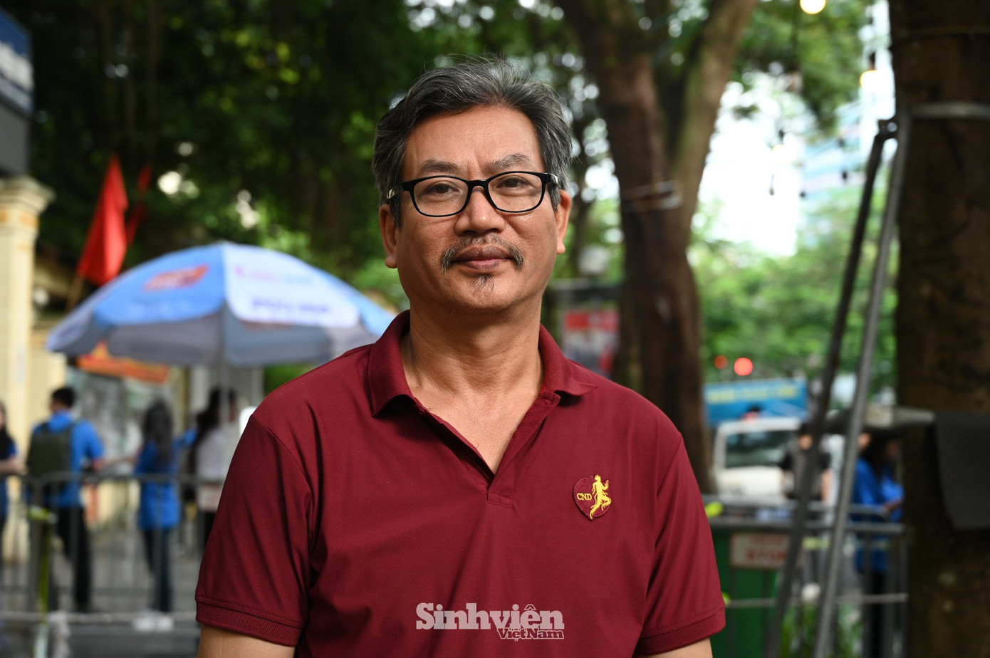 Bác Phan Văn Thích - phụ huynh của em Phan Trần An Hà (Trường THPT Trần Phú - Hoàn Kiếm) động viên con: &quot;Con hãy tự tin lên vì lúc nào cũng có bố mẹ và chị ở bên cạnh. Từ bé con đã có nền tảng kiến thức tốt nên không cần lo lắng quá nhiều. Bố tin con gái sẽ vượt qua. Thậm chí, con có thể đạt được nguyện vọng cao nhất của mình. Chúc con gái của bố thành công như mong đợi!”