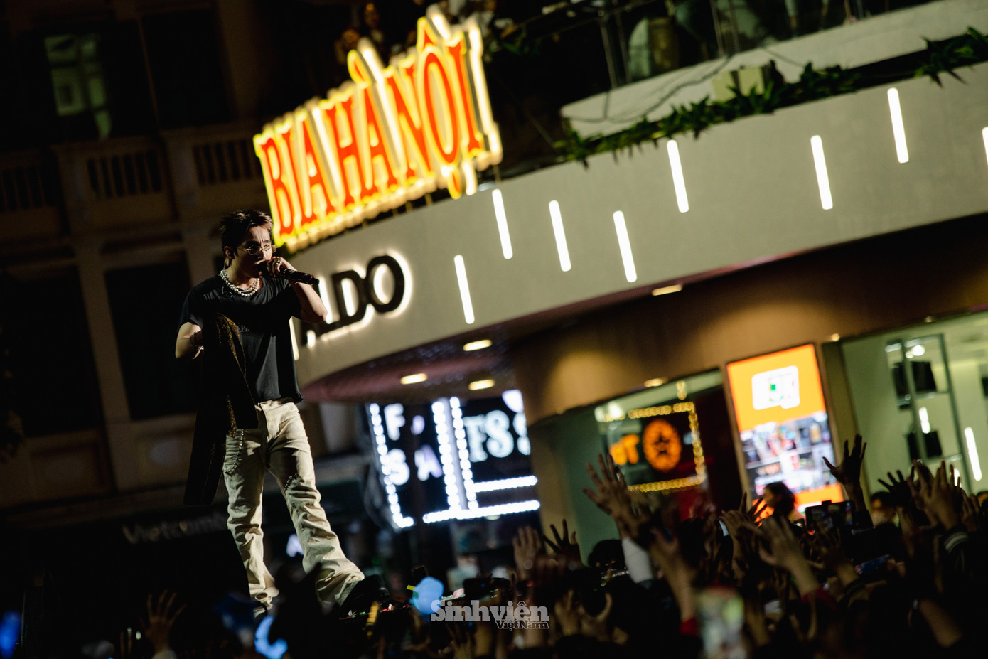 Bên cạnh màn trình diễn sôi động, mãn nhãn, Sơn Tùng M-TP dành nhiều thời gian giao lưu với fan. Sau 'sự cố' đi uống trà đá, Sơn Tùng tiếp tục rủ fan ngồi xích lô, ngắm phố cổ.