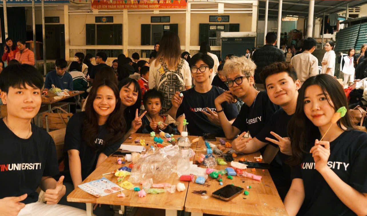 Khánh Huyền tận tâm trong dự án thiện nguyện cô nàng tham gia. Khánh Huyền tận tâm trong dự án thiện nguyện cô nàng tham gia.