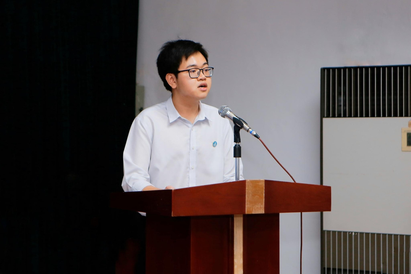 Kiên phát biểu nhận nhiệm vụ Phó Chủ tịch Hội Sinh viên Trường khoá X. Kiên phát biểu nhận nhiệm vụ Phó Chủ tịch Hội Sinh viên Trường khoá X.