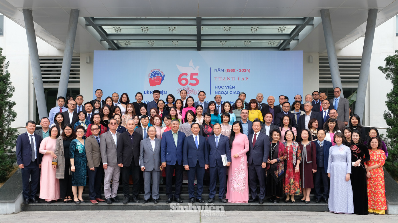 Uỷ viên TƯ. Đảng, Phó Thủ tướng Chính phủ, Bộ trưởng Bộ Ngoại giao Bùi Thanh Sơn và Ủy viên dự khuyết TƯ. Đảng, Tổng Biên tập Tạp chí Cộng sản - Lê Hải Bình chụp hình lưu niệm cùng các lãnh đạo, nguyên lãnh đạo, cán bộ, giảng viên, cựu sinh viên Học viện Ngoại giao dịp 65 năm thành lập học viện.