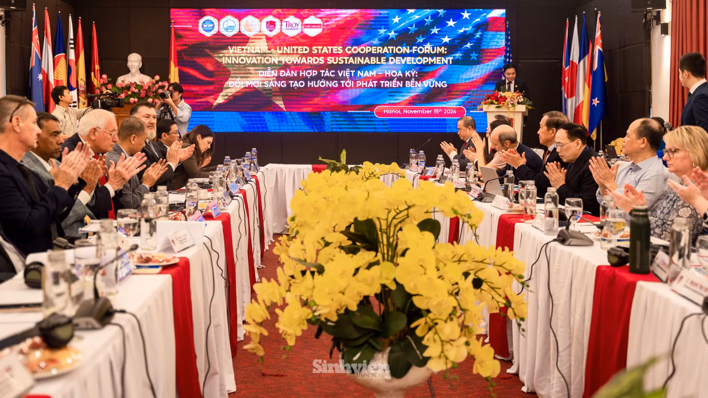 Diễn đàn Hợp tác Việt Nam - Hoa Kỳ: 'Đổi mới sáng tạo hướng tới phát triển bền vững' là sự kiện quan trọng nhằm thúc đẩy hợp tác song phương trong bối cảnh quan hệ Đối tác Chiến lược Toàn diện vừa đạt cột mốc một năm. Diễn đàn cũng dịp nhìn lại chặng đường 30 năm, từ bình thường hóa quan hệ đến Đối tác chiến lược toàn diện của Việt Nam và Hoa Kỳ, qua đó nhấn mạnh sự phát triển sâu rộng và bền vững trong các lĩnh vực đầu tư, thương mại, đổi mới sáng tạo và giáo dục.