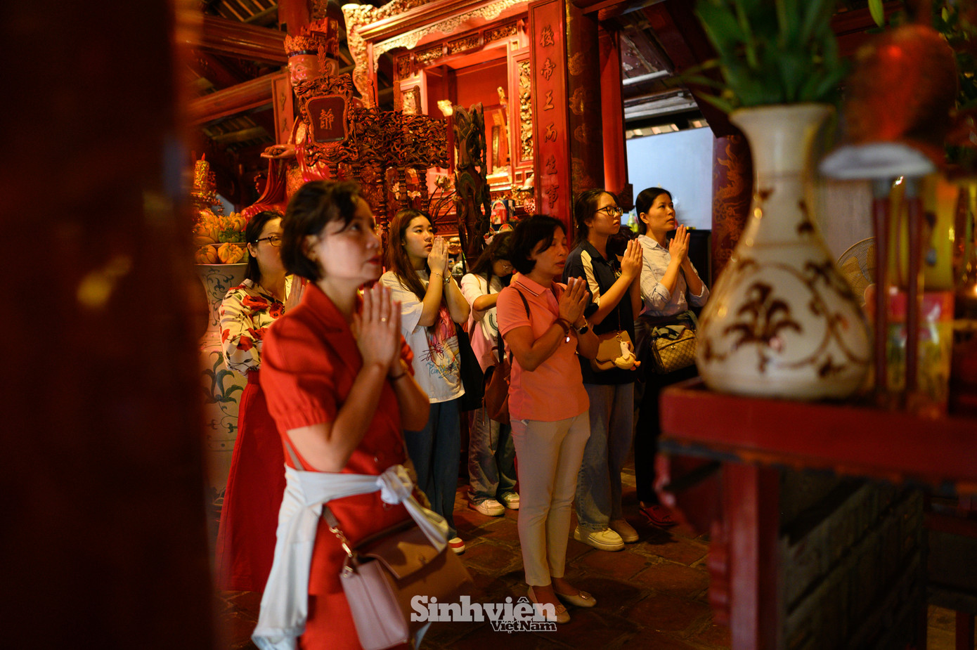 Dù thời tiết mưa, nhiều sĩ tử và phụ huynh có mặt từ sớm. Đến Văn Miếu Quốc Tử Giám để dâng hương, cầu may trước mỗi kỳ thi quan trọng đã trở thành nét văn hoá của nhiều gia đình, trường học tại Thủ đô.