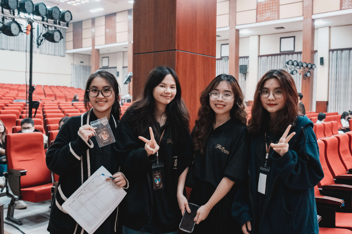 Nguyễn Thị Lan Anh (ngoài cùng bên trái) tích cực tham gia ‘ngách’ tổ chức sự kiện trong lĩnh vực Truyền thông. Nguyễn Thị Lan Anh (ngoài cùng bên trái) tích cực tham gia ‘ngách’ tổ chức sự kiện trong lĩnh vực Truyền thông.