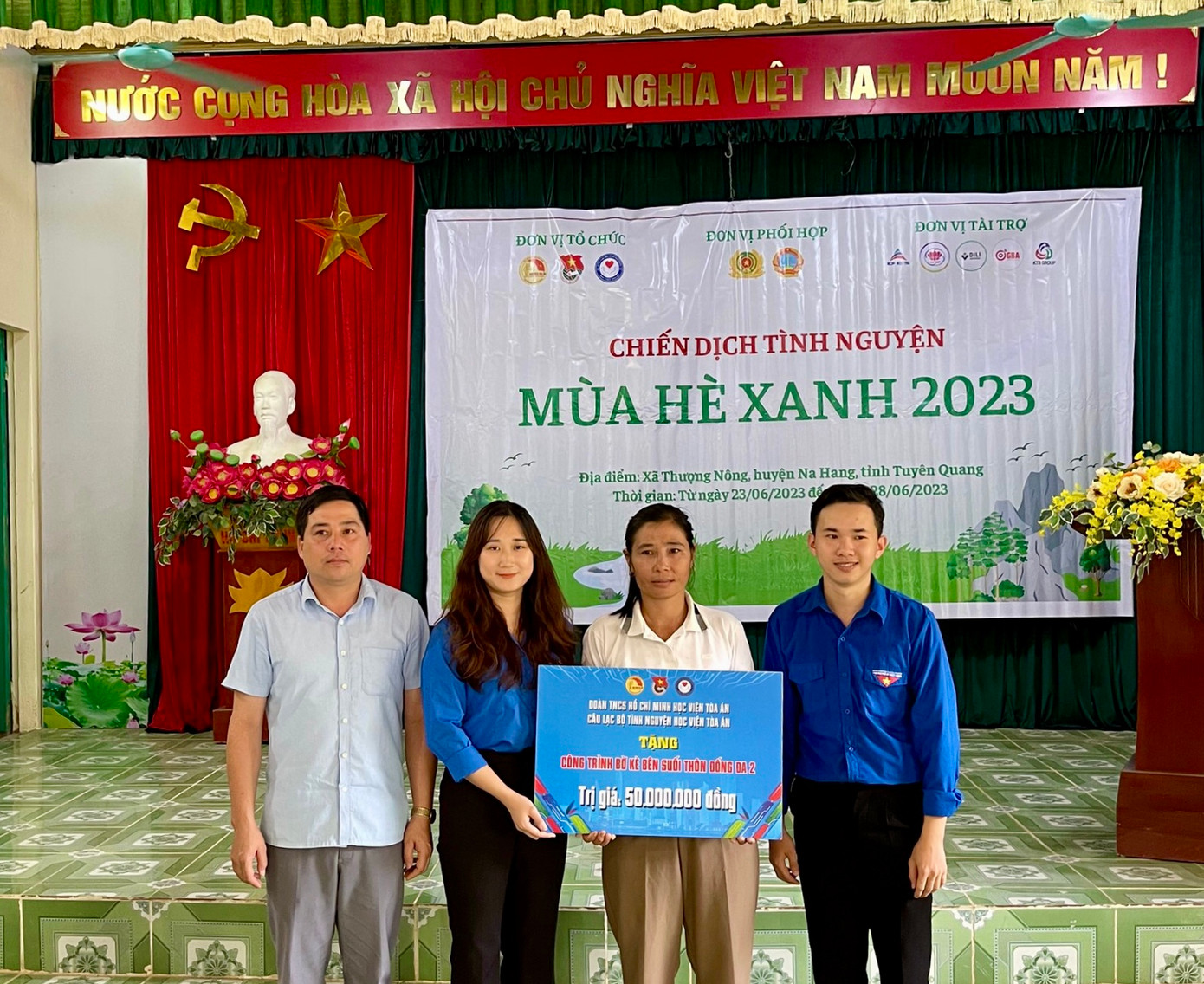 Minh Quân là nguyên chủ nhiệm Câu lạc bộ Tình nguyện, Học viện Tòa án. Minh Quân là nguyên chủ nhiệm Câu lạc bộ Tình nguyện, Học viện Tòa án.