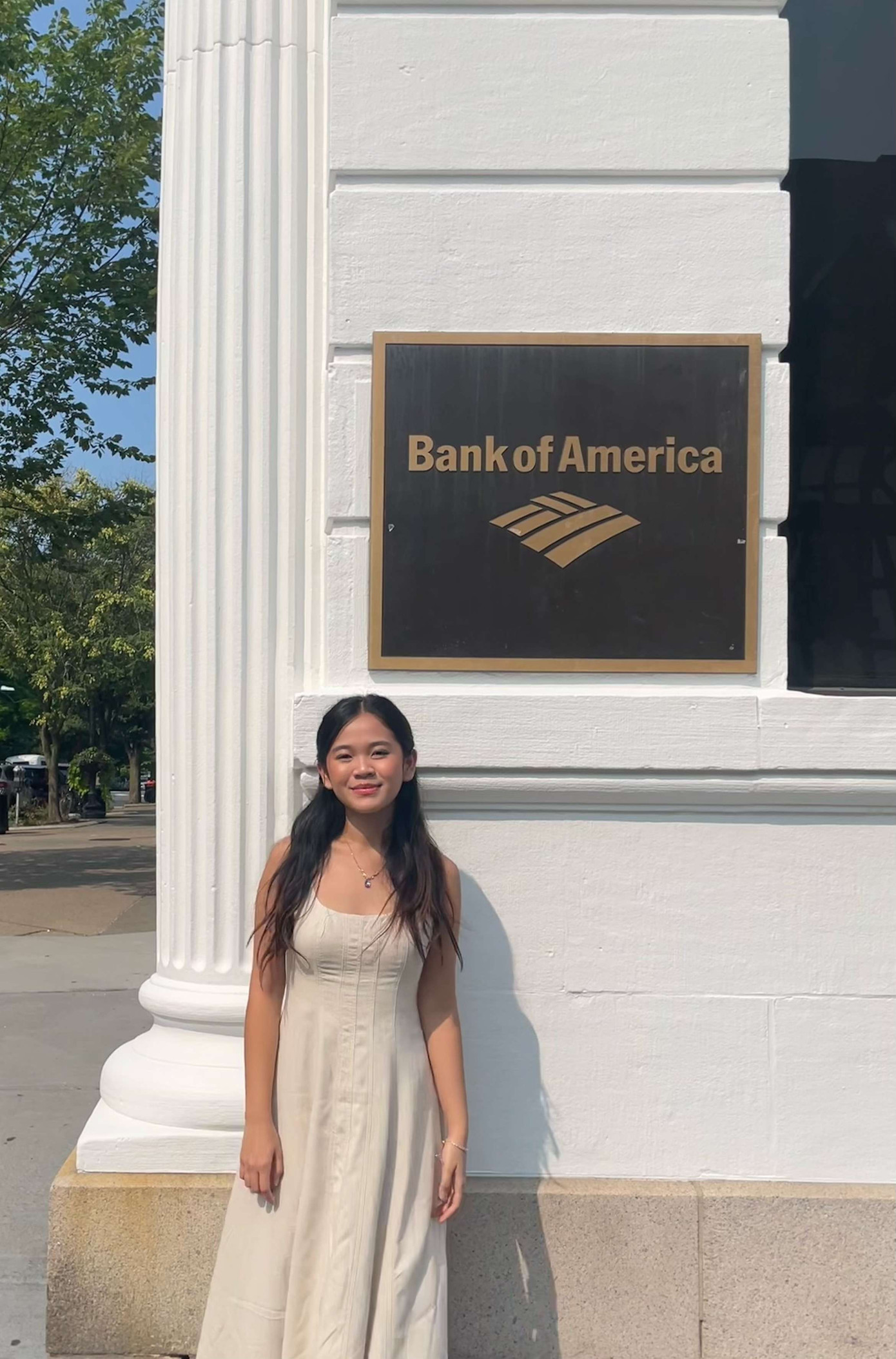 Bảo Trân chụp tại Bank of America - Ngân hàng Mỹ.