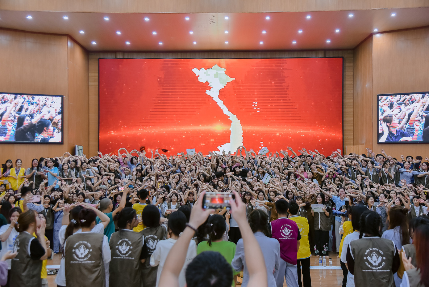 Tổ chức “Sinh Viên - Sống Không Hối Tiếc”, nơi trao đi những cơ hội phụng sự ý nghĩa cho rất nhiều bạn trẻ. Tổ chức “Sinh Viên - Sống Không Hối Tiếc”, nơi trao đi những cơ hội phụng sự ý nghĩa cho rất nhiều bạn trẻ.