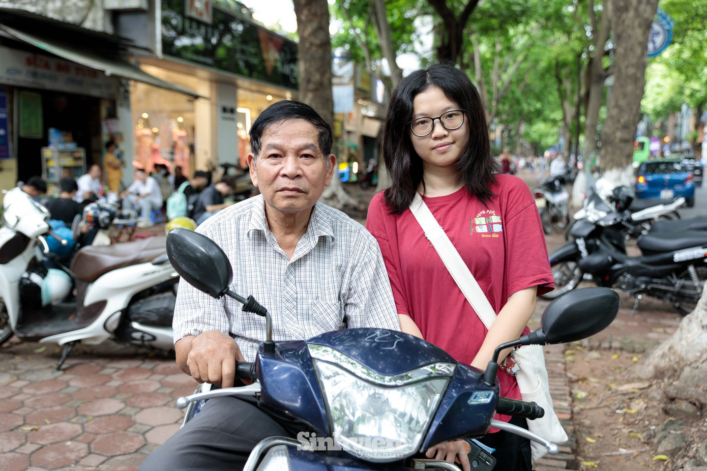 Ông Trần Văn Hùng đưa cháu gái Lan Chi đến điểm thi Trường THPT Phan Đình Phùng. Ông Hùng tâm sự :"Bác hiện tại đang rất phấn khởi, bác đã đưa từ bố cháu đi thi và bây giờ đến cháu gái. Từ khi Lan Chi đi học, bác là người đưa đón cháu nên những ngày này, Lan Chi đều muốn đi thi cùng với ông. Lan Chi cũng vơi bớt áp lực vì đã tham gia kỳ thi đánh giá năng lực và đã đỗ được 2 trường. Dù vậy, bác vẫn hy vọng cháu gái cố gắng hết sức mình, đạt được số điểm như ý."