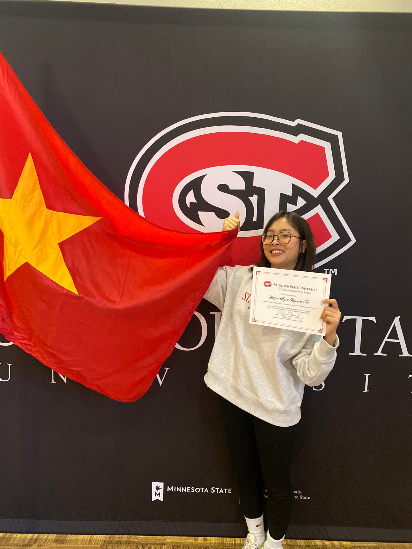 Ngọc Huyền nhận chứng nhận Trao đổi tại Trường St.Cloud. Ngọc Huyền nhận chứng nhận Trao đổi tại Trường St.Cloud.
