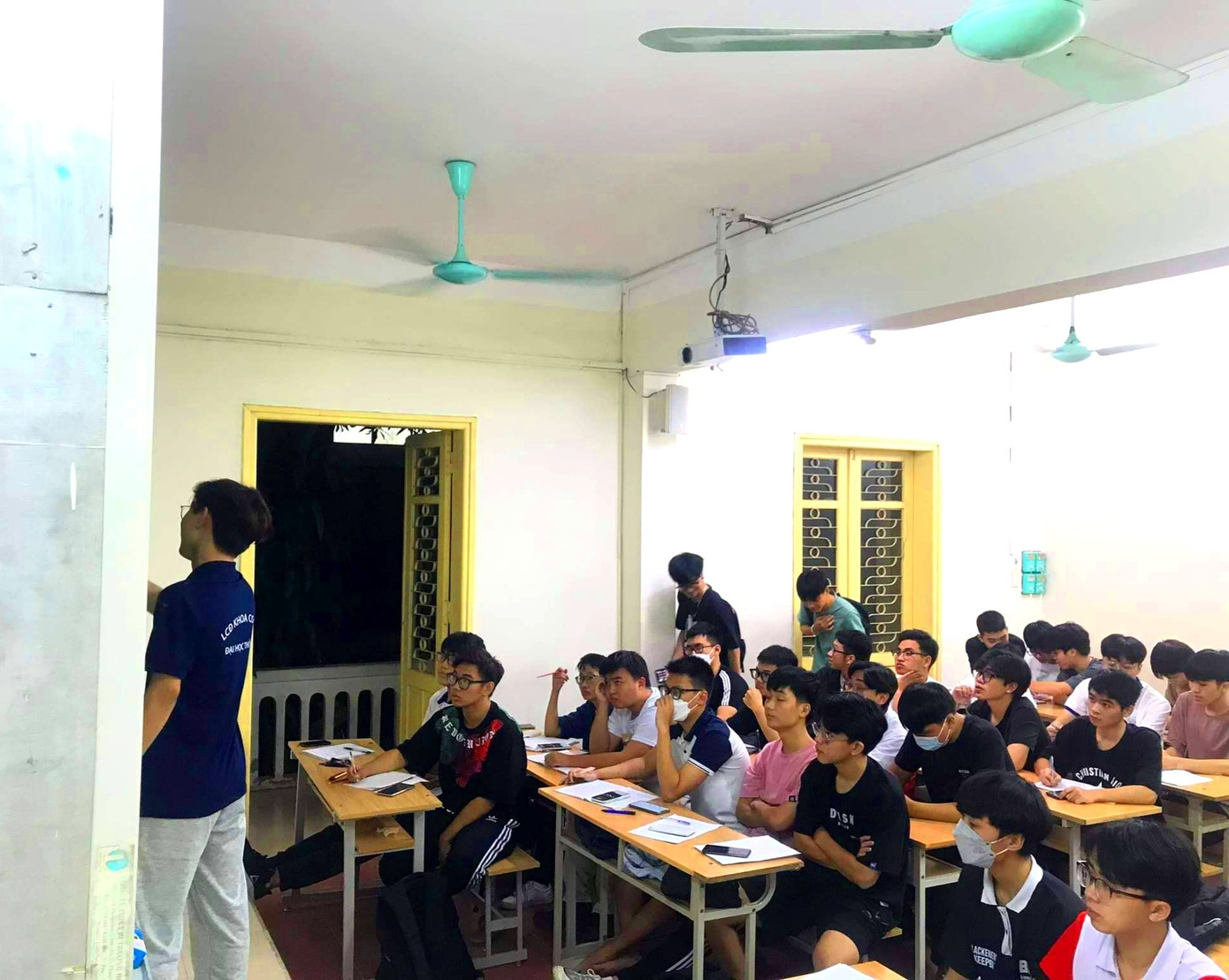 Việt Hoàng mở các lớp dạy phụ đạo miễn phí cho sinh viên khoa Cơ khí. Việt Hoàng mở các lớp dạy phụ đạo miễn phí cho sinh viên khoa Cơ khí.