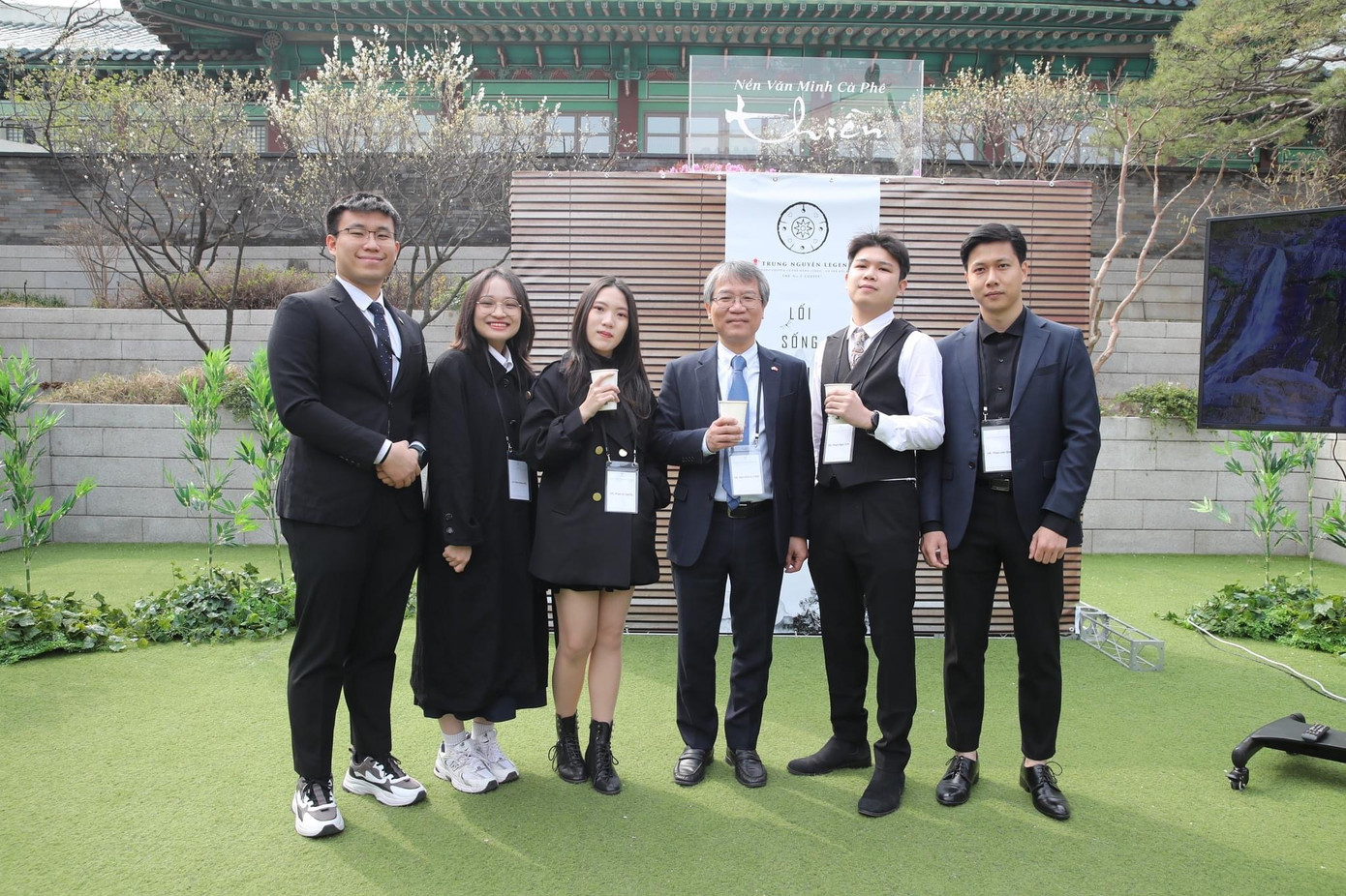 Hải My tham dự sự kiện khai trương Trung Nguyên Legend Hàn Quốc.