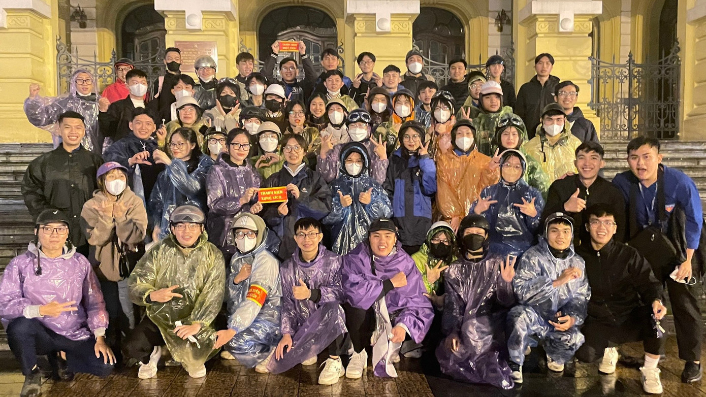 Nhóm sinh viên tham gia Chương trình trao quà đêm cho người vô gia cư trên địa bàn Hà Nội. Nhóm sinh viên tham gia Chương trình trao quà đêm cho người vô gia cư trên địa bàn Hà Nội.