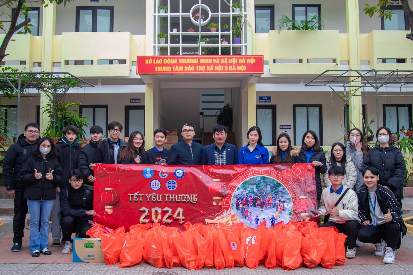 Toan tham gia Chương trình thiện nguyện Tết Yêu Thương 2024. Toan tham gia Chương trình thiện nguyện Tết Yêu Thương 2024.