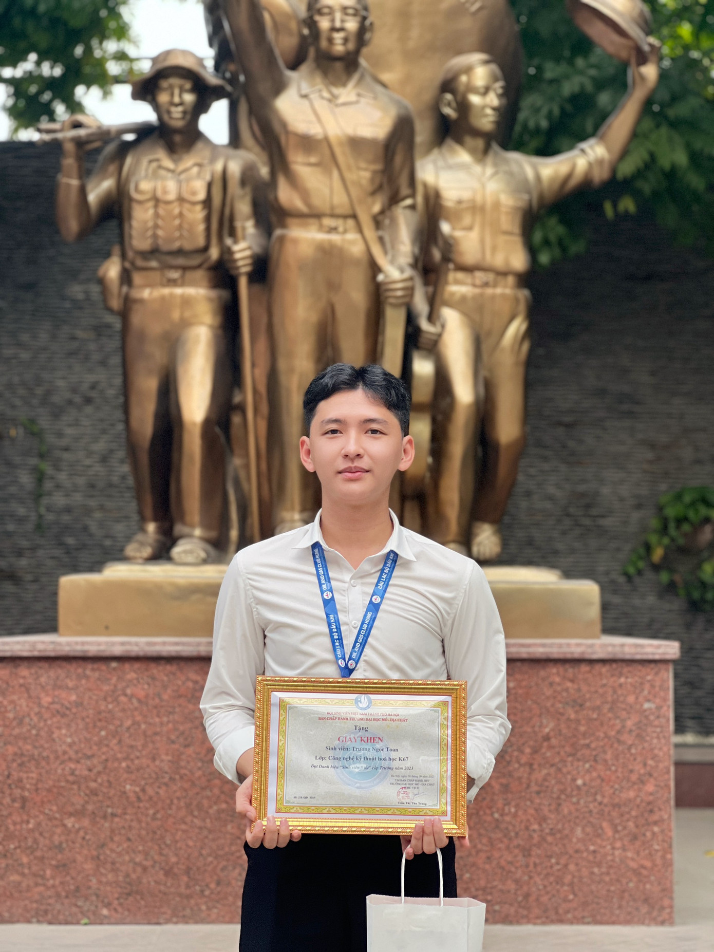 Trương Ngọc Toan (sinh năm 2004) đang là sinh viên năm thứ 2 ngành Công nghệ kỹ thuật hóa học tại Trường Đại học Mỏ - Địa chất. Trương Ngọc Toan (sinh năm 2004) đang là sinh viên năm thứ 2 ngành Công nghệ kỹ thuật hóa học tại Trường Đại học Mỏ - Địa chất.