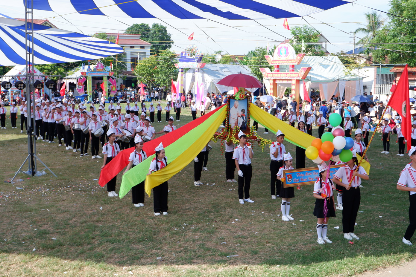 Phần thi duyệt Nghi thức của các Chi đội thể hiện sự thống nhất trong đa dạng, khơi gợi tinh thần tuổi niên thiếu hết mình cống hiến. Phần thi duyệt Nghi thức của các Chi đội thể hiện sự thống nhất trong đa dạng, khơi gợi tinh thần tuổi niên thiếu hết mình cống hiến.