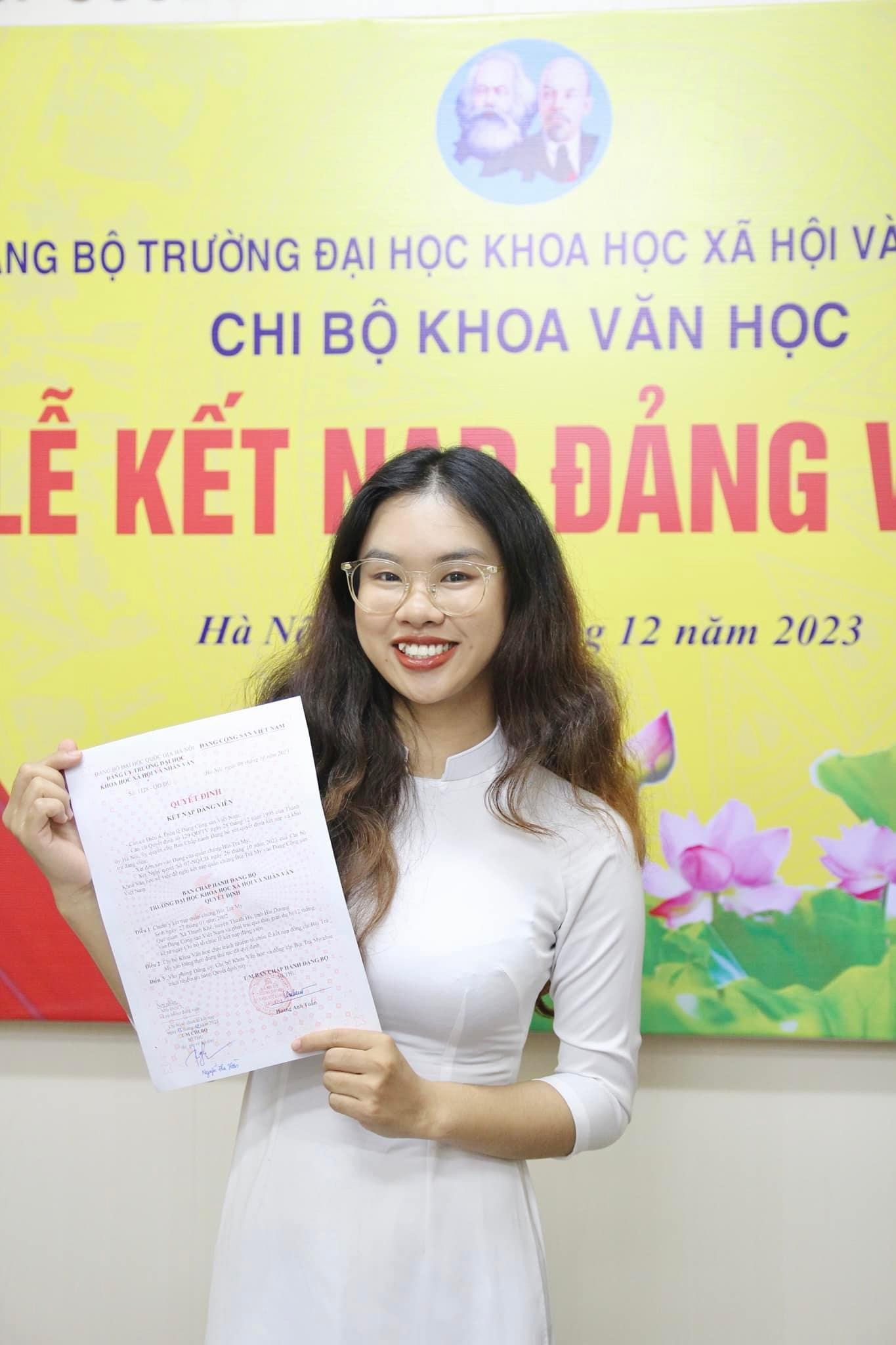 Bùi Trà My trong buổi lễ Kết nạp Đảng viên. Bùi Trà My trong buổi lễ Kết nạp Đảng viên.