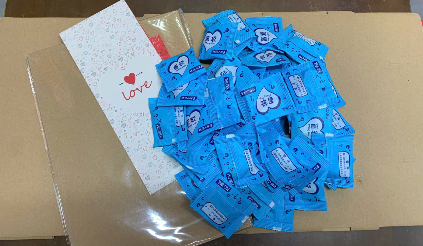 Lớp Báo in K43 - Học viện Báo chí và Tuyên truyền “đu trend” túi mù tạo bất ngờ cho các nữ sinh. Các bạn sẽ nhận được những món quà đặc biệt cùng lời chúc bí ẩn mà không thể nào đoán trước.