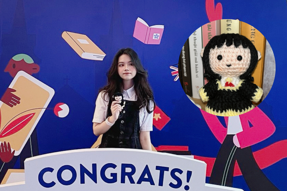 Khanh mang theo búp bê may mắn cùng đến nhận học bổng.