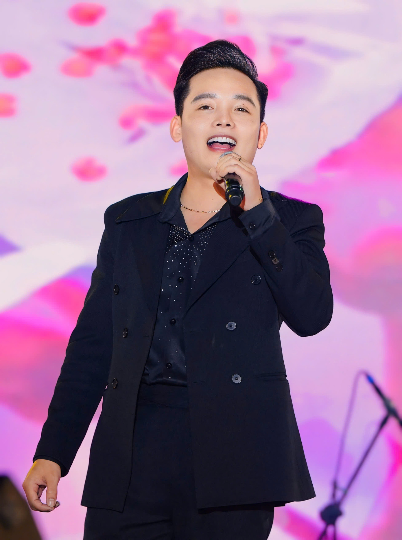 Xuân Đức cũng từng hát tại các trường Đại học Công nghiệp, Đại học Ngoại thương… Xuân Đức cũng từng hát tại các trường Đại học Công nghiệp, Đại học Ngoại thương…