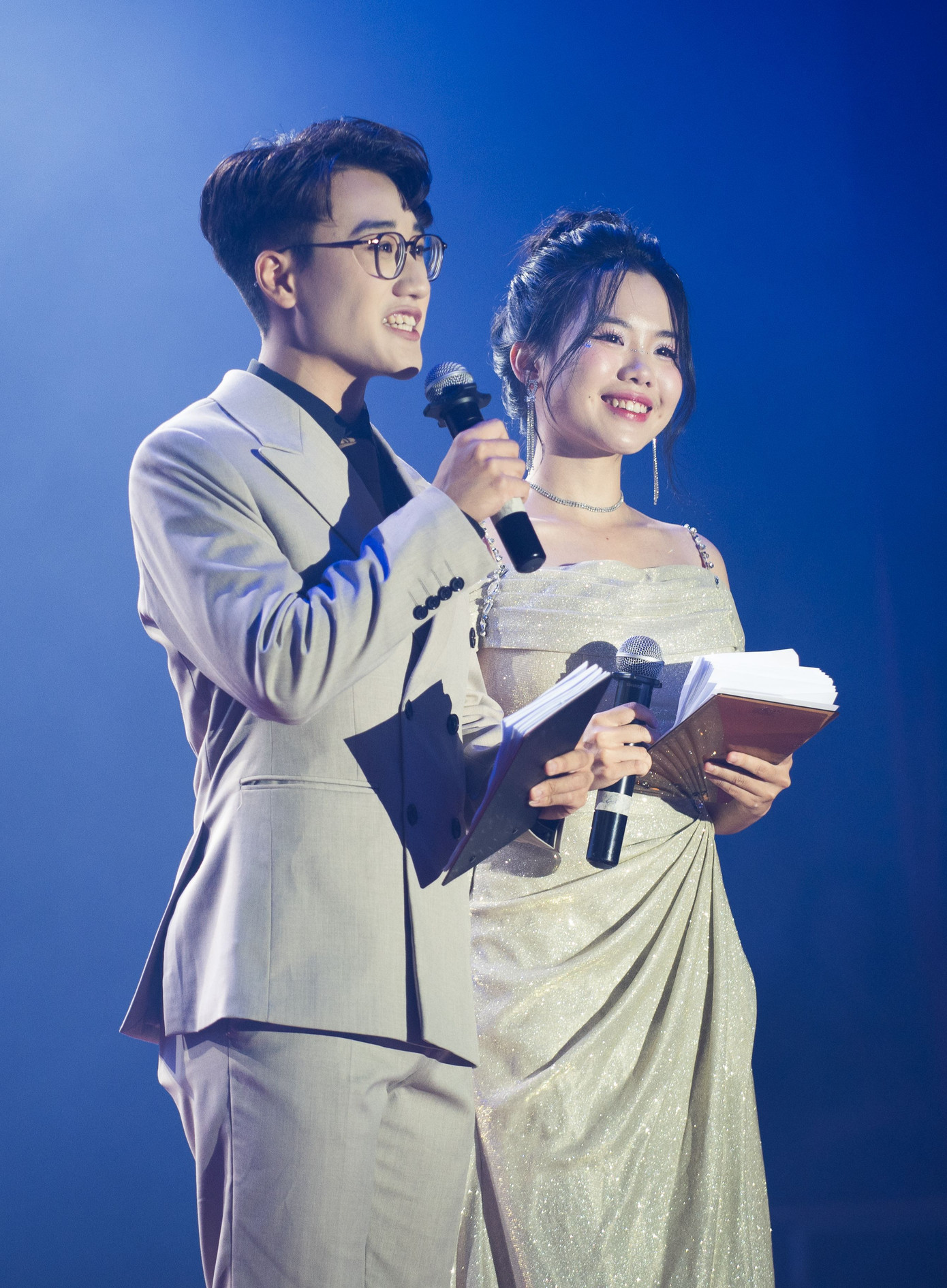 Linh Phương là MC sự kiện Chào tân sinh viên Học viện Báo chí và Tuyên truyền.