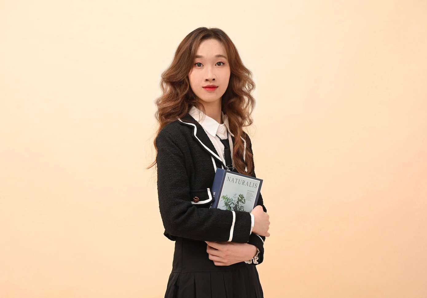 Nữ sinh luôn cố gắng sống học tập và làm việc có ích cho gia đình và xã hội.